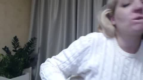 Snapshot of ohsweetmari chatting on January 31, 2025, 10:52 pm Mari online show from January 31, 2025, 10:52 pm