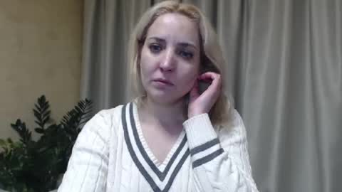 Snapshot of ohsweetmari chatting on February 8, 2025, 5:39 pm Mari online show from February 8, 2025, 5:39 pm