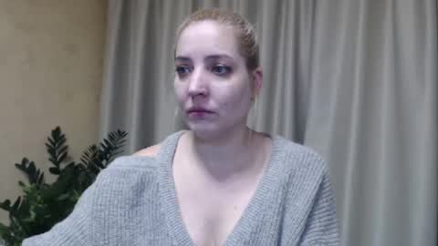 Snapshot of ohsweetmari chatting on February 16, 2025, 1:27 pm Mari online show from February 16, 2025, 1:27 pm