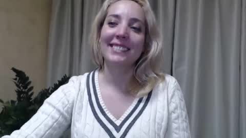 Snapshot of ohsweetmari chatting on February 23, 2025, 10:53 pm Mari online show from February 23, 2025, 10:53 pm