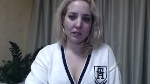 Snapshot of ohsweetmari chatting on March 5, 2025, 2:23 pm Mari online show from March 5, 2025, 2:23 pm