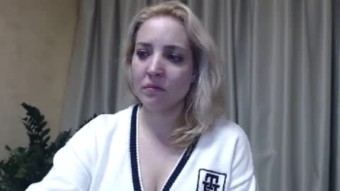Snapshot of ohsweetmari chatting on March 5, 2025, 9:15 pm Mari online show from March 5, 2025, 9:15 pm