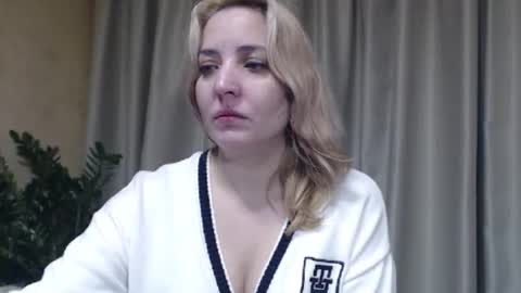 Mari online show from December 4, 2025, 6:49 pm