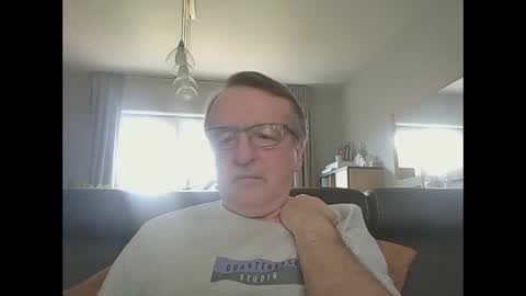 Snapshot of oldtimer160162493 chatting on May 2, 2026, 12:21 pm oldtimer160162493 online show from May 2, 2026, 12:21 pm