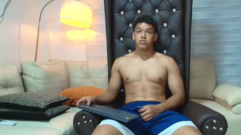 Snapshot of oliver_evans_19 chatting on June 1, 2026, 2:35 am O L I V E R online show from June 1, 2026, 2:35 am