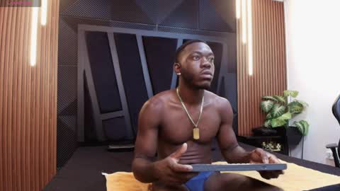 OLIVER LAURENT online show from April 9, 2026, 12:10 pm