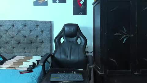 oliver_smith_2 online show from April 23, 2026, 7:38 pm