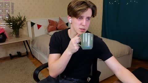 Snapshot of oliver_travis chatting on January 8, 2025, 10:48 pm Oliver Evans online show from January 8, 2025, 10:48 pm