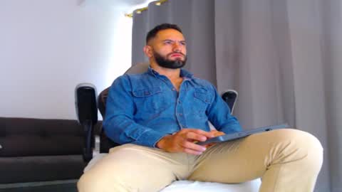 oliver online show from December 2, 2025, 12:10 pm