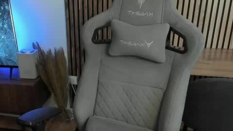 oliverrgroove online show from April 19, 2026, 12:15 pm