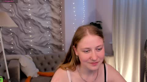 Snapshot of olivia_iv chatting on May 15, 2026, 11:17 am Olivia online show from May 15, 2026, 11:17 am