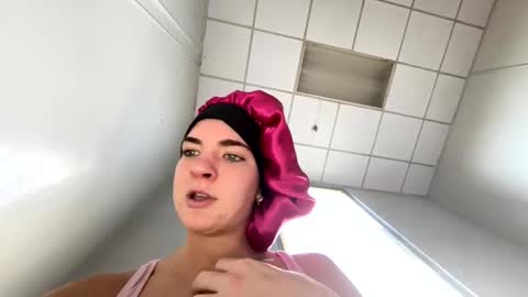 oliviaaraee online show from February 6, 2026, 5:16 pm