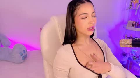 Olivia Mcneill  online show from October 17, 2025, 1:25 pm