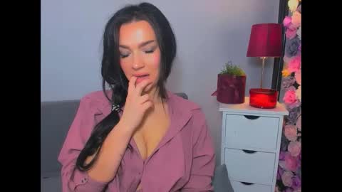 OliviaWomen online show from November 7, 2025, 1:33 pm