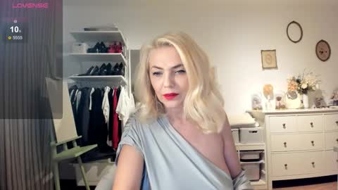 ollalla7 online show from September 9, 2025, 3:55 pm