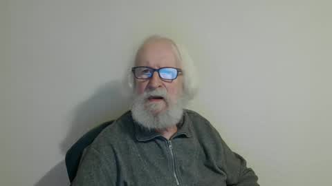 Snapshot of onanister chatting on February 5, 2025, 8:35 pm Somewhere over the rainbow online show from February 5, 2025, 8:35 pm