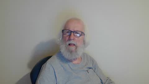 Snapshot of onanister chatting on February 18, 2025, 9:20 pm Somewhere over the rainbow online show from February 18, 2025, 9:20 pm