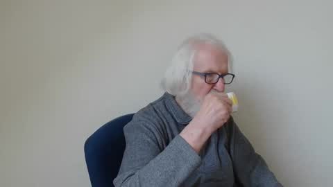 Snapshot of onanister chatting on February 21, 2025, 1:22 pm Somewhere over the rainbow online show from February 21, 2025, 1:22 pm