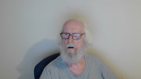 Snapshot of onanister chatting on September 12, 2025, 8:09 pm Somewhere over the rainbow online show from September 12, 2025, 8:09 pm