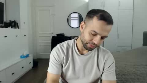 onebestlover online show from March 30, 2026, 5:41 am