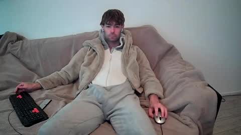 onesieboyx online show from November 25, 2025, 10:59 am