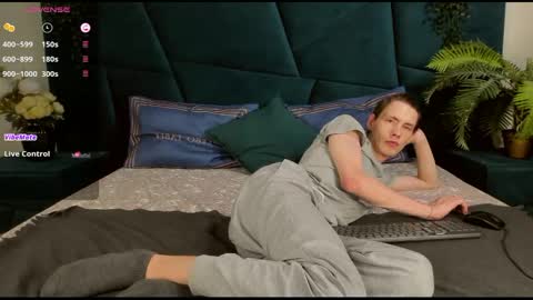 Snapshot of only_eric chatting on February 21, 2025, 1:33 am Erick online show from February 21, 2025, 1:33 am