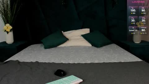 Snapshot of only_eric chatting on November 18, 2025, 7:35 am Erick online show from November 18, 2025, 7:35 am