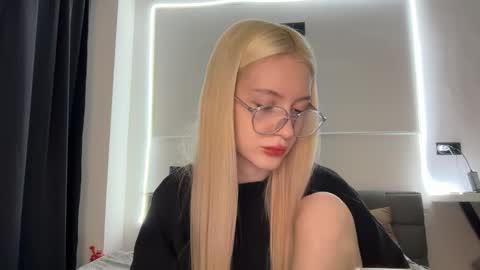 Snapshot of opiunarium chatting on November 13, 2025, 2:54 am Bella and John online show from November 13, 2025, 2:54 am