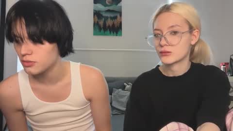 Snapshot of opiunarium chatting on December 1, 2025, 12:04 am Bella and John online show from December 1, 2025, 12:04 am