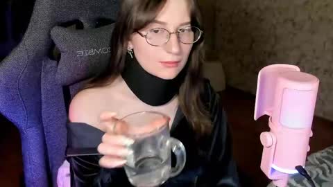 Snapshot of oskar_fucker chatting on June 2, 2026, 5:26 pm Leliana online show from June 2, 2026, 5:26 pm