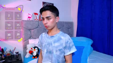 Owen  Independent model  online show from November 11, 2025, 6:35 am