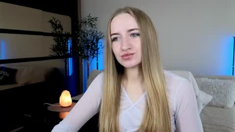 Oxy Foxie online show from June 8, 2026, 1:55 pm