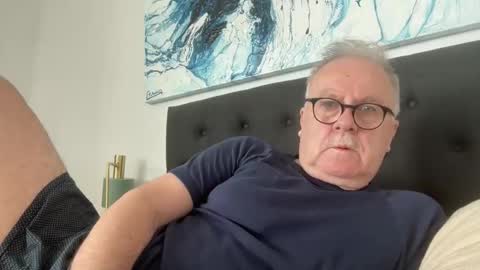 ozhairybearxxxx online show from February 15, 2026, 1:02 am