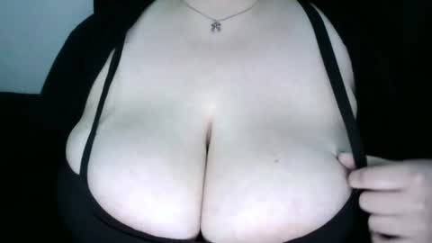 Snapshot of p00fball chatting on July 8, 2026, 12:31 pm p00f online show from July 8, 2026, 12:31 pm
