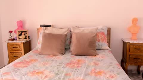 Snapshot of paola_sanchez1 chatting on January 2, 2025, 2:35 pm Paola   online show from January 2, 2025, 2:35 pm