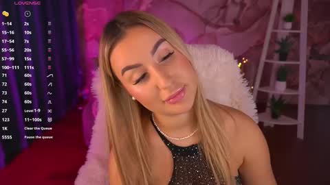 Lia online show from December 3, 2025, 9:51 am