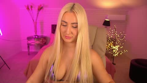 Lia online show from April 3, 2026, 1:53 pm