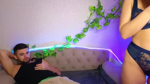 Snapshot of paradisepleasure_ chatting on January 20, 2025, 2:43 am Allie  Alex Thumbs up if you like us online show from January 20, 2025, 2:43 am