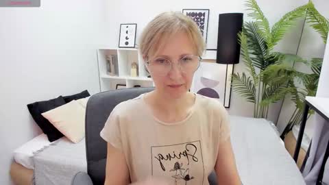 Snapshot of paris_cherry chatting on October 13, 2025, 8:20 pm Paris online show from October 13, 2025, 8:20 pm