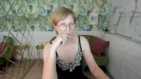 Snapshot of paris_cherry chatting on June 20, 2026, 6:11 pm Paris online show from June 20, 2026, 6:11 pm