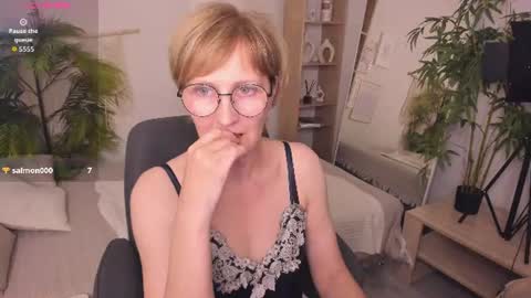Snapshot of paris_cherry chatting on June 26, 2026, 6:12 pm Paris online show from June 26, 2026, 6:12 pm