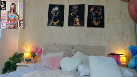 Snapshot of paris_x_hilton chatting on March 4, 2025, 5:11 am Paris online show from March 4, 2025, 5:11 am