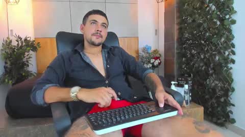 Snapshot of paul_rivera chatting on February 24, 2025, 9:31 pm Paul Rivera online show from February 24, 2025, 9:31 pm
