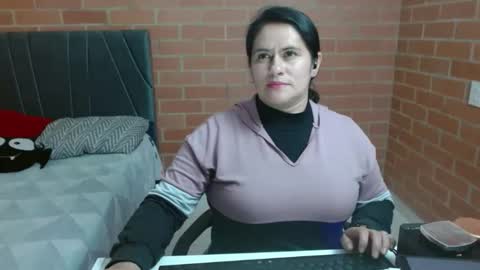 Snapshot of paula__117 chatting on May 5, 2026, 7:00 pm paula__117 online show from May 5, 2026, 7:00 pm