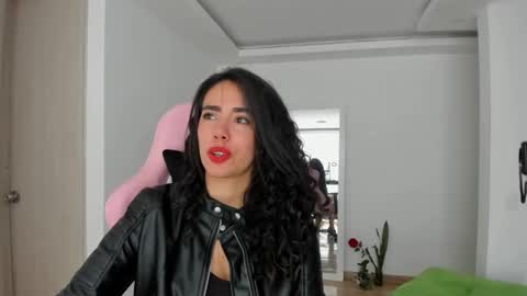 Snapshot of paulina_dossantos chatting on February 12, 2025, 7:35 pm paulina online show from February 12, 2025, 7:35 pm