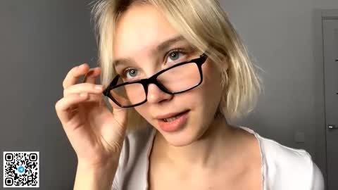 Lola online show from November 19, 2025, 2:50 pm