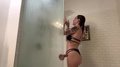 peachesncreampiezz online show from May 5, 2026, 4:04 pm
