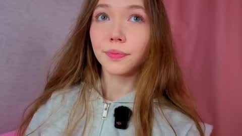Snapshot of pearly_peach_ chatting on April 22, 2026, 5:03 pm pearly_peach_ online show from April 22, 2026, 5:03 pm
