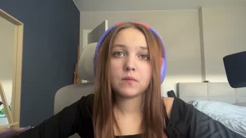 Snapshot of peepapa chatting on June 18, 2026, 2:43 pm Luna Vale online show from June 18, 2026, 2:43 pm