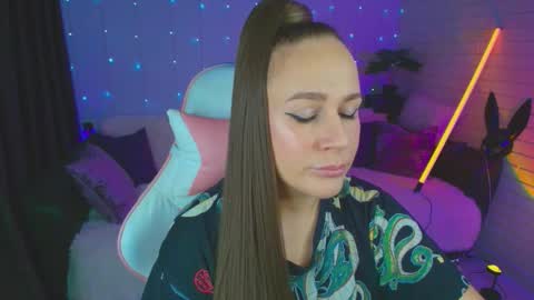 Dia  online show from October 1, 2025, 9:32 pm